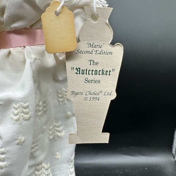 Byers’ Choice Retired Caroler Marie & Book Treasury of Carolers. - Picture 5 of 10